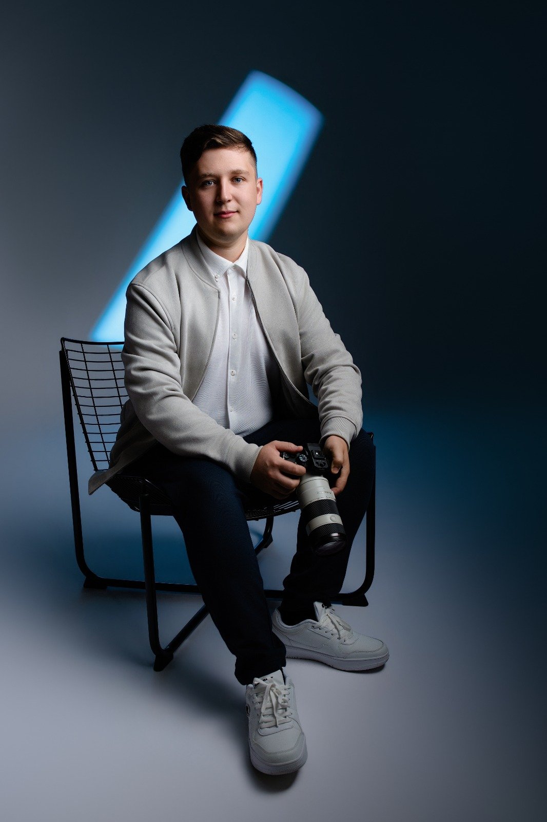 Portret Stefan, videograf și fotograf, cu aparatul foto în mână