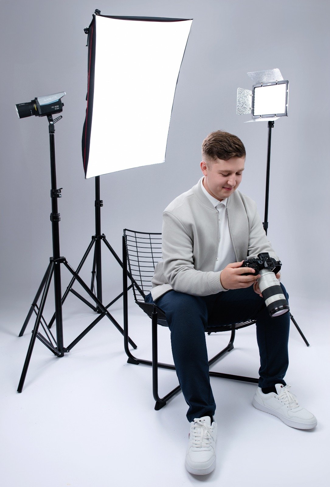 Stefan filmând, cu echipament de lumină de studio pregătit în spate